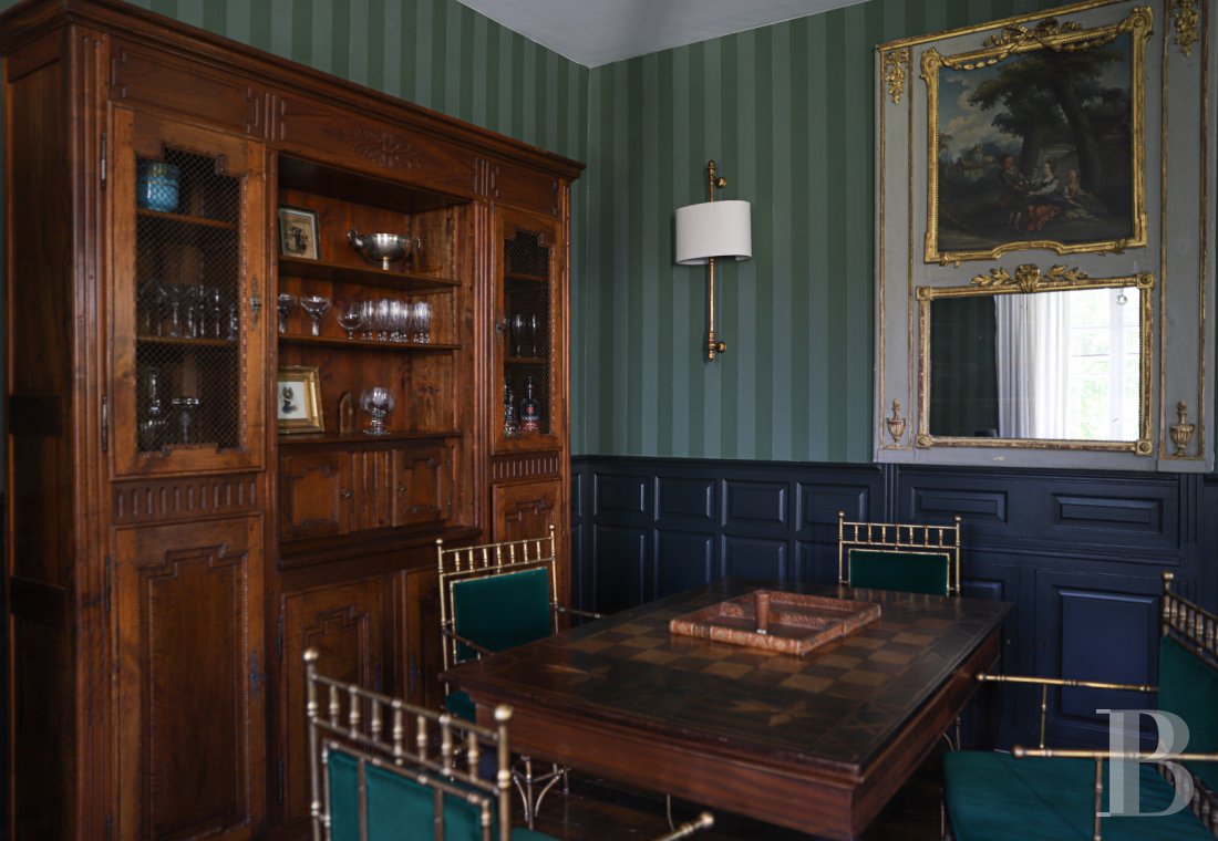 An 18th century chateau surrounded by trees and hills in the Lot valley - photo  n°16